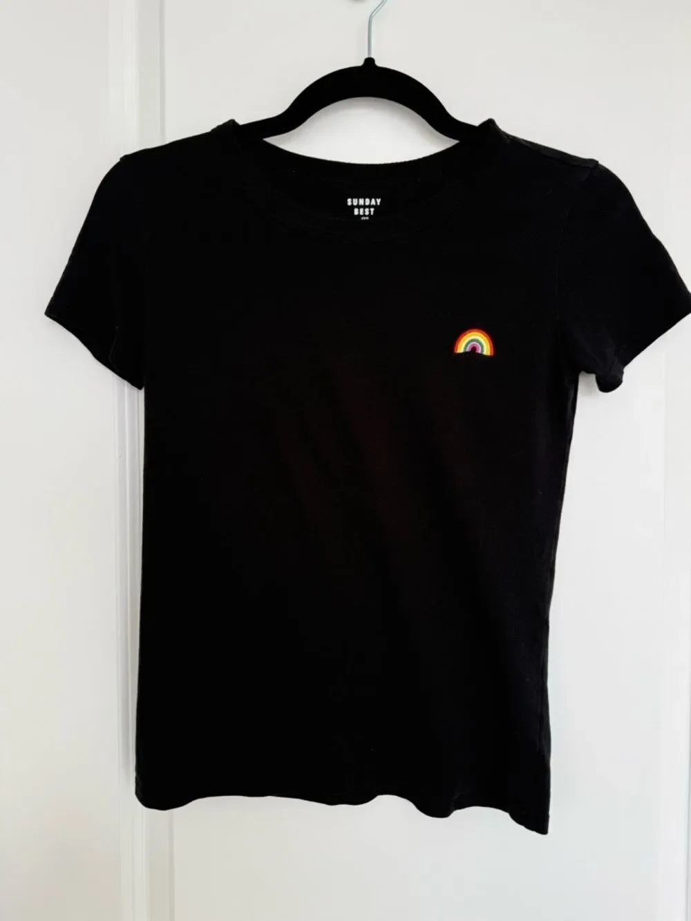 SUNDAY BEST | Black tee with embroidered rainbow - Size XXS